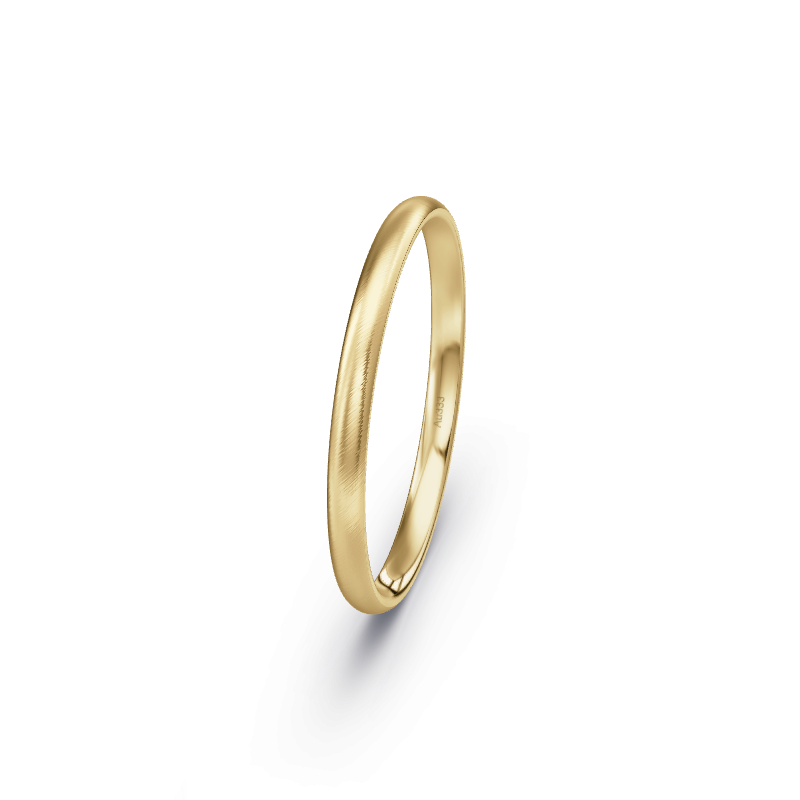 Hochwertige Trauringe aus Gelbgold 333. Die Oberfläche ist Gebürstet diagonal.
            Der Damenring hat einen Steinbesatz von 0 .