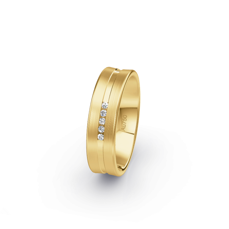 Hochwertige Trauringe aus Gelbgold 750. Die Oberfläche ist Längsmatt.
            Der Damenring hat einen Steinbesatz von 0.05 Brillianten.