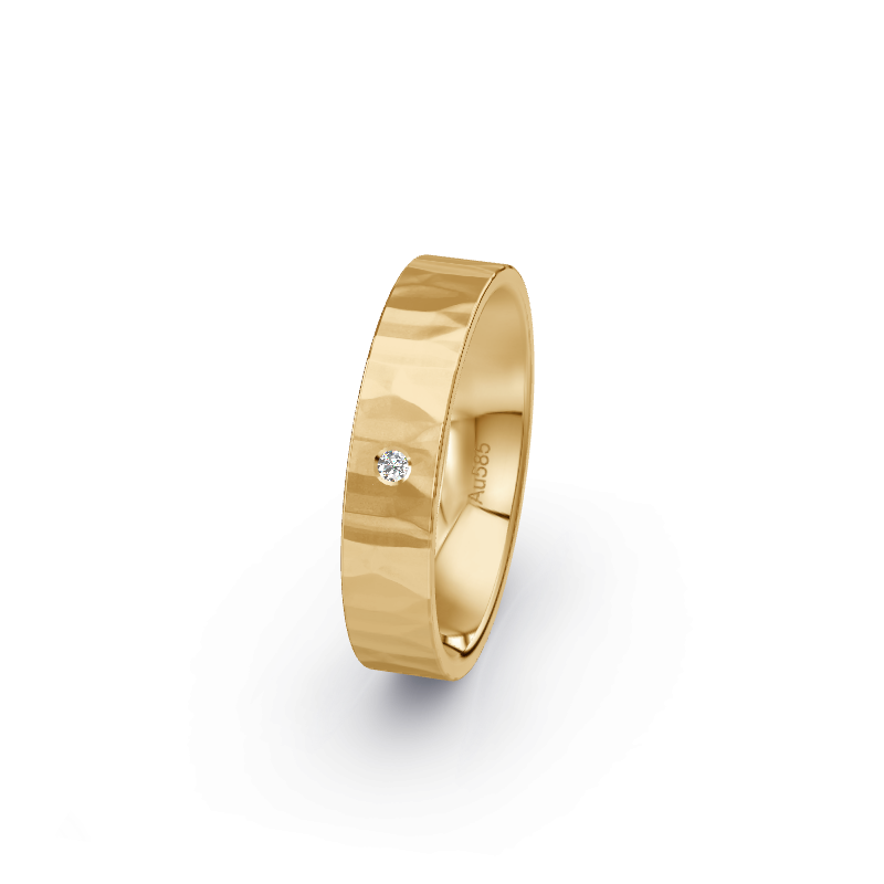 Hochwertige Trauringe aus Honiggold 585. Die Oberfläche ist Hammerschlag groß.
            Der Damenring hat einen Steinbesatz von 0.015 Brillianten.