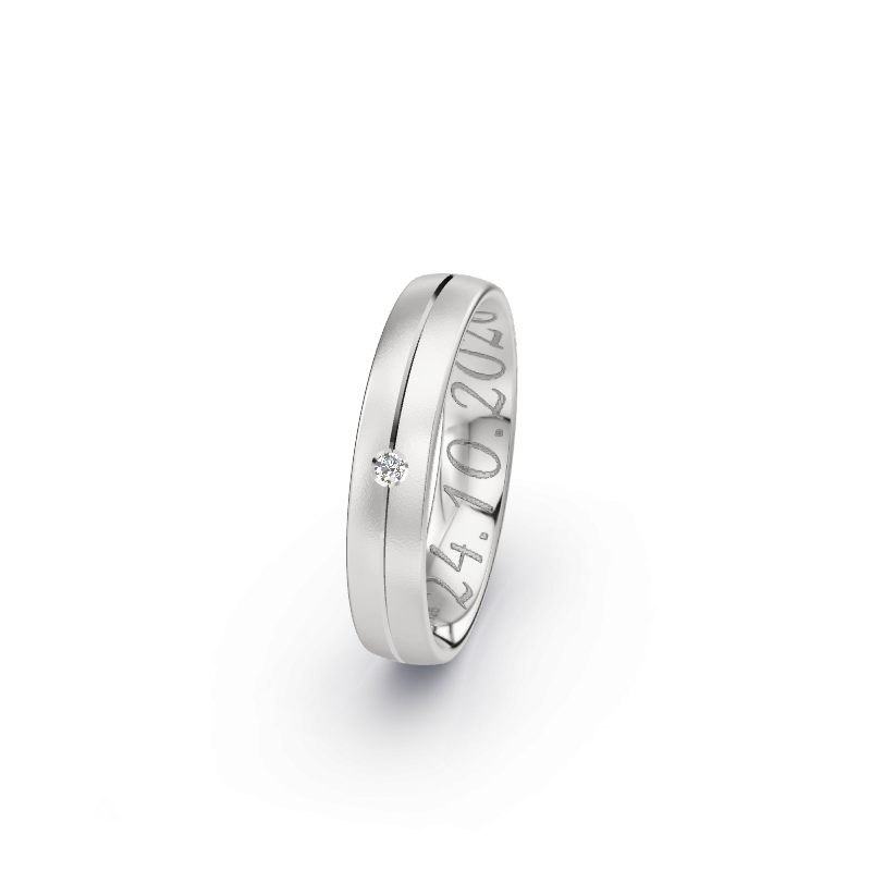 Hochwertige Trauringe aus Silber 925. Die Oberfläche ist Sandmatt.
            Der Damenring hat einen Steinbesatz von 0.015 Brillianten.