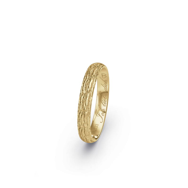 Hochwertige Trauringe aus Gelbgold 333. Die Oberfläche ist Baumrinde.
            Der Damenring hat einen Steinbesatz von 0 .